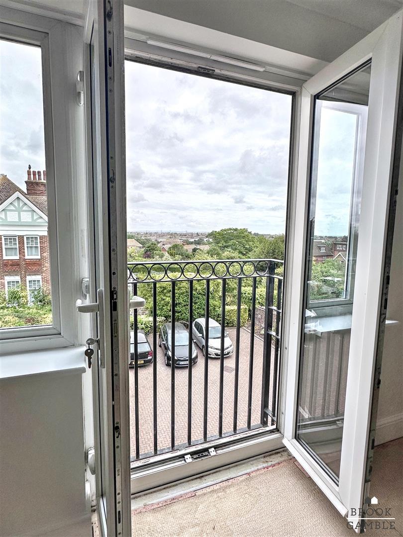 2 Bedroom Flat. Carew Road in Eastbourne,  3